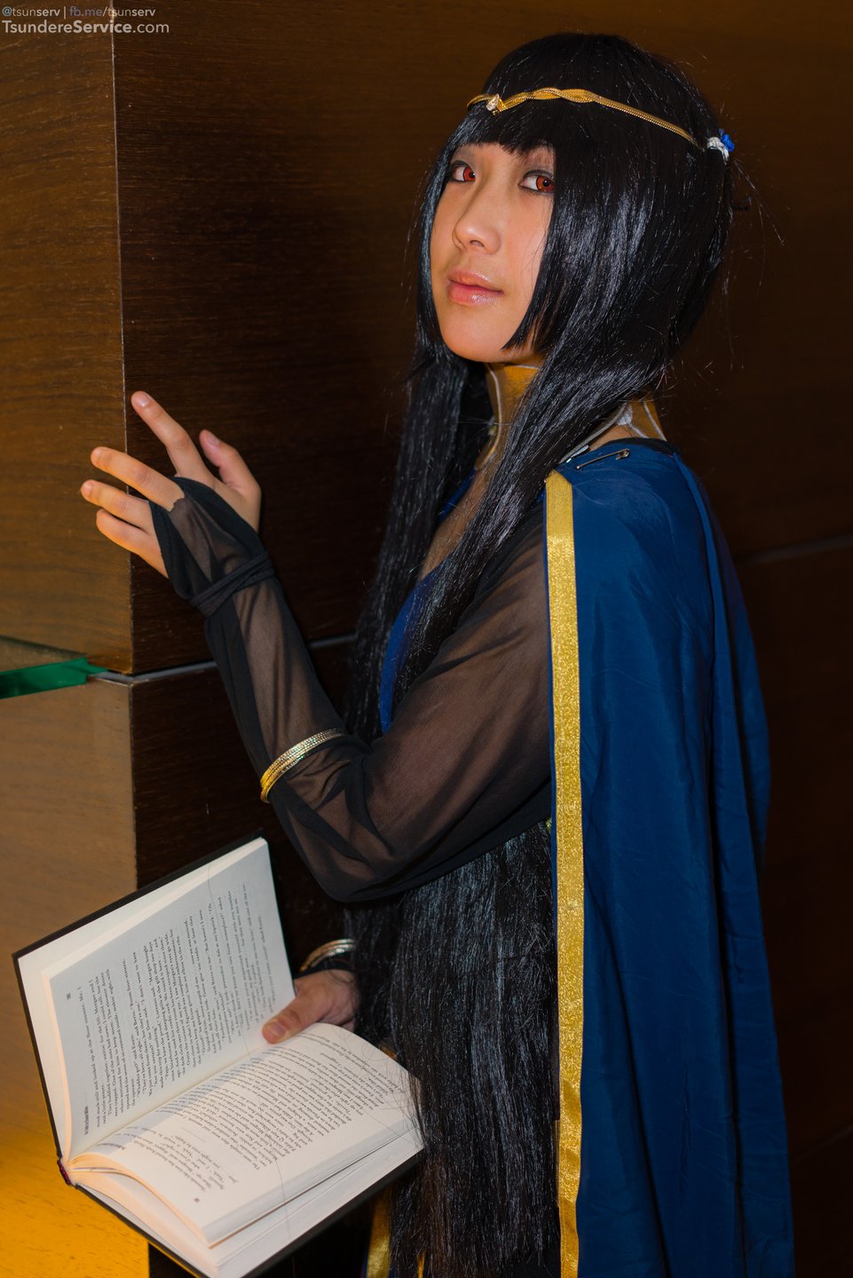 acen2014-02102-valorcosplay-fireemblem-tharja.jpg